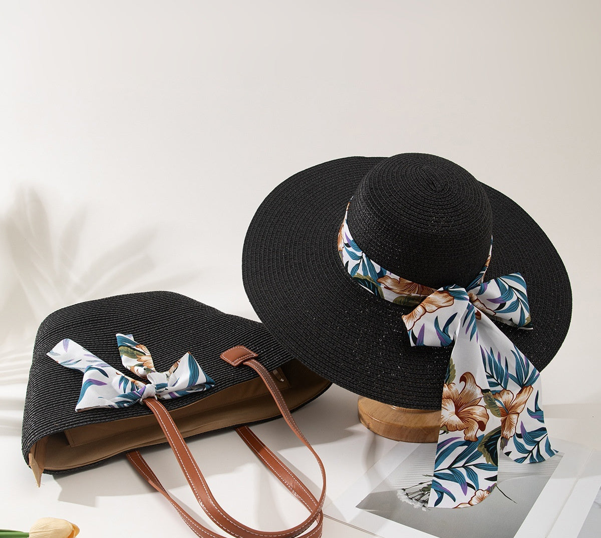 Ensemble de sacs et chapeau de paille pour vacances en bord de mer