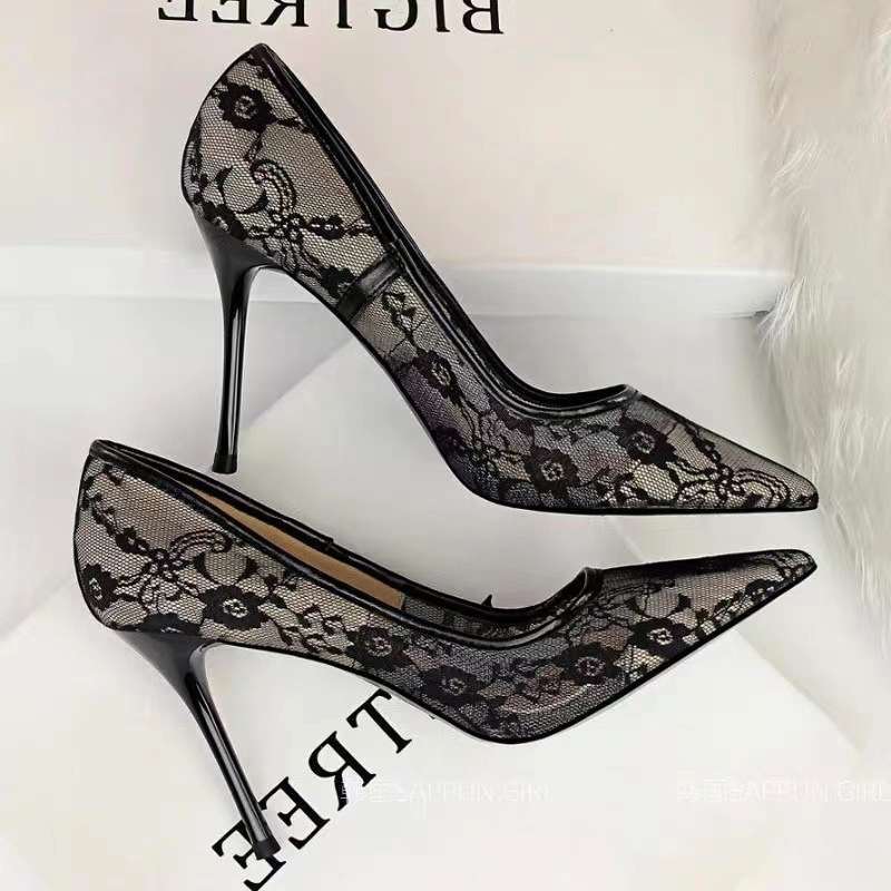 Escarpin en dentelle talon aiguilles ultra-fins