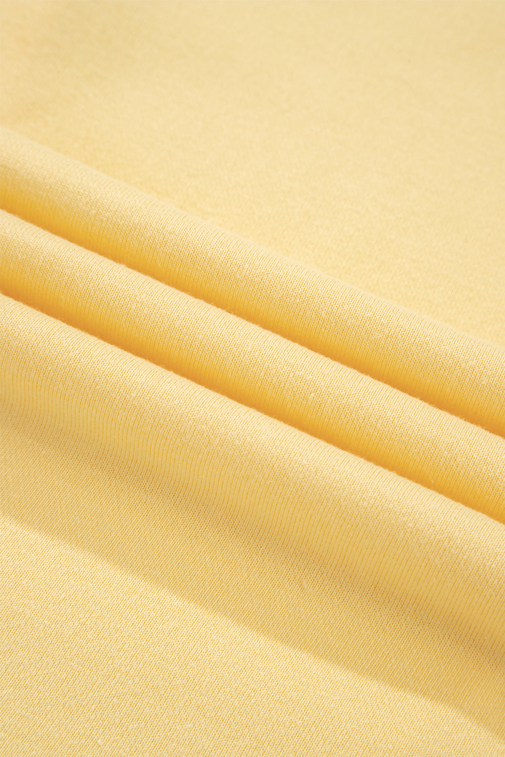Pulloir à épaule à collier de bouton de crème jaune et shorts 2pcs tenue