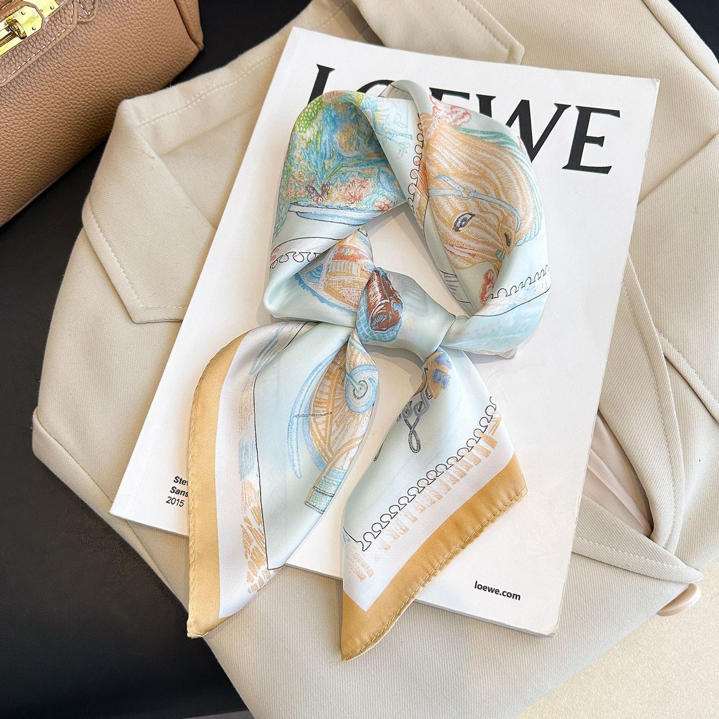 Serviette carrée fine en satin pour femme