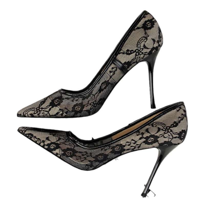 Escarpin en dentelle talon aiguilles ultra-fins