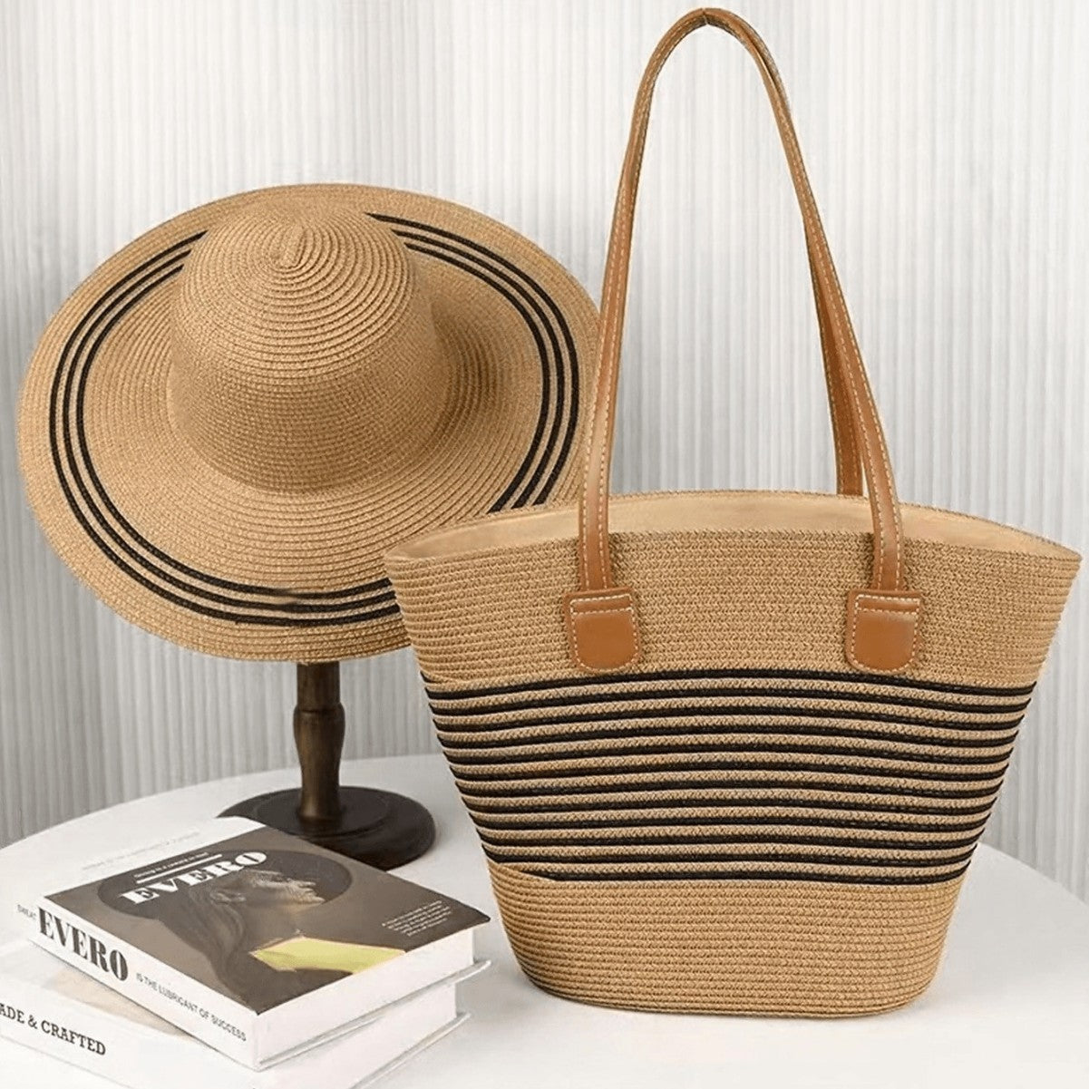 Ensemble de sacs et chapeau de paille pour vacances en bord de mer