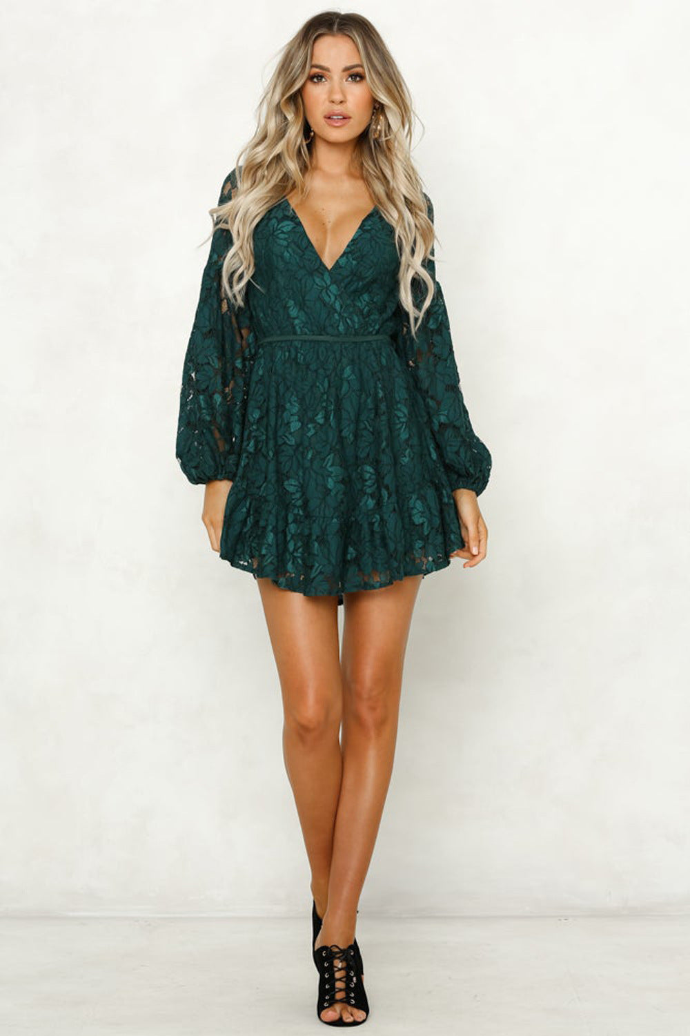 Robe en dentelle dos nu à col en V et manches lanternes