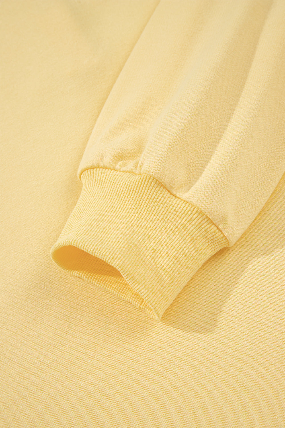 Pulloir à épaule à collier de bouton de crème jaune et shorts 2pcs tenue