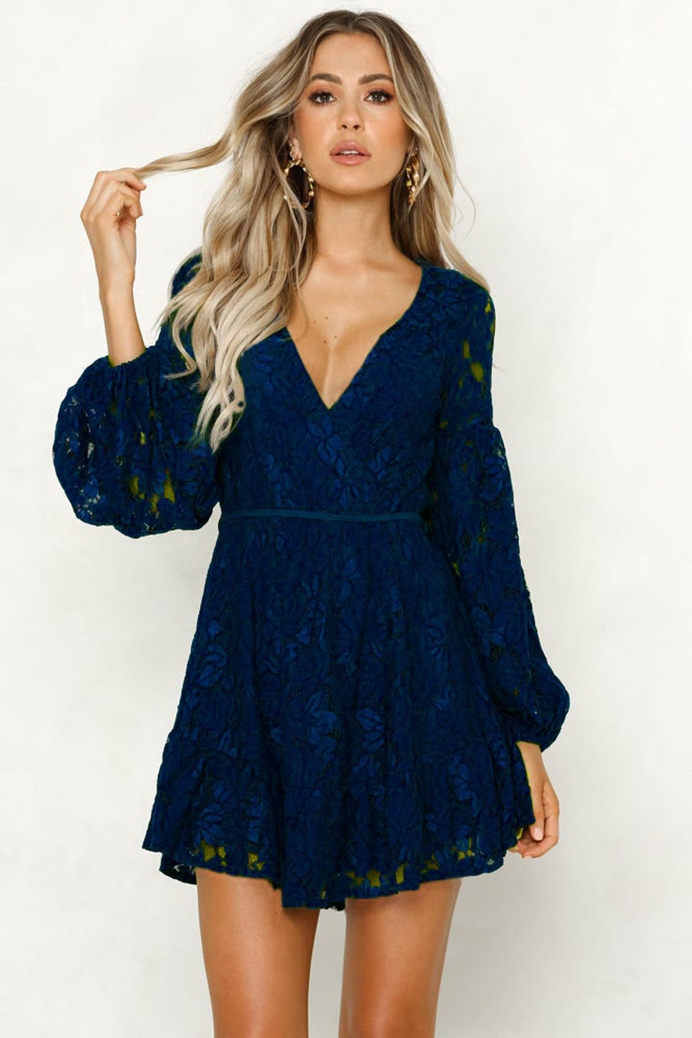 Robe en dentelle dos nu à col en V et manches lanternes