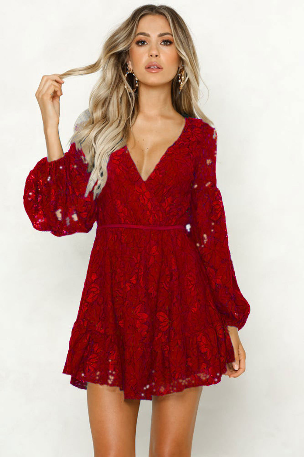 Robe en dentelle dos nu à col en V et manches lanternes
