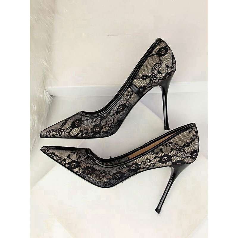 Escarpin en dentelle talon aiguilles ultra-fins