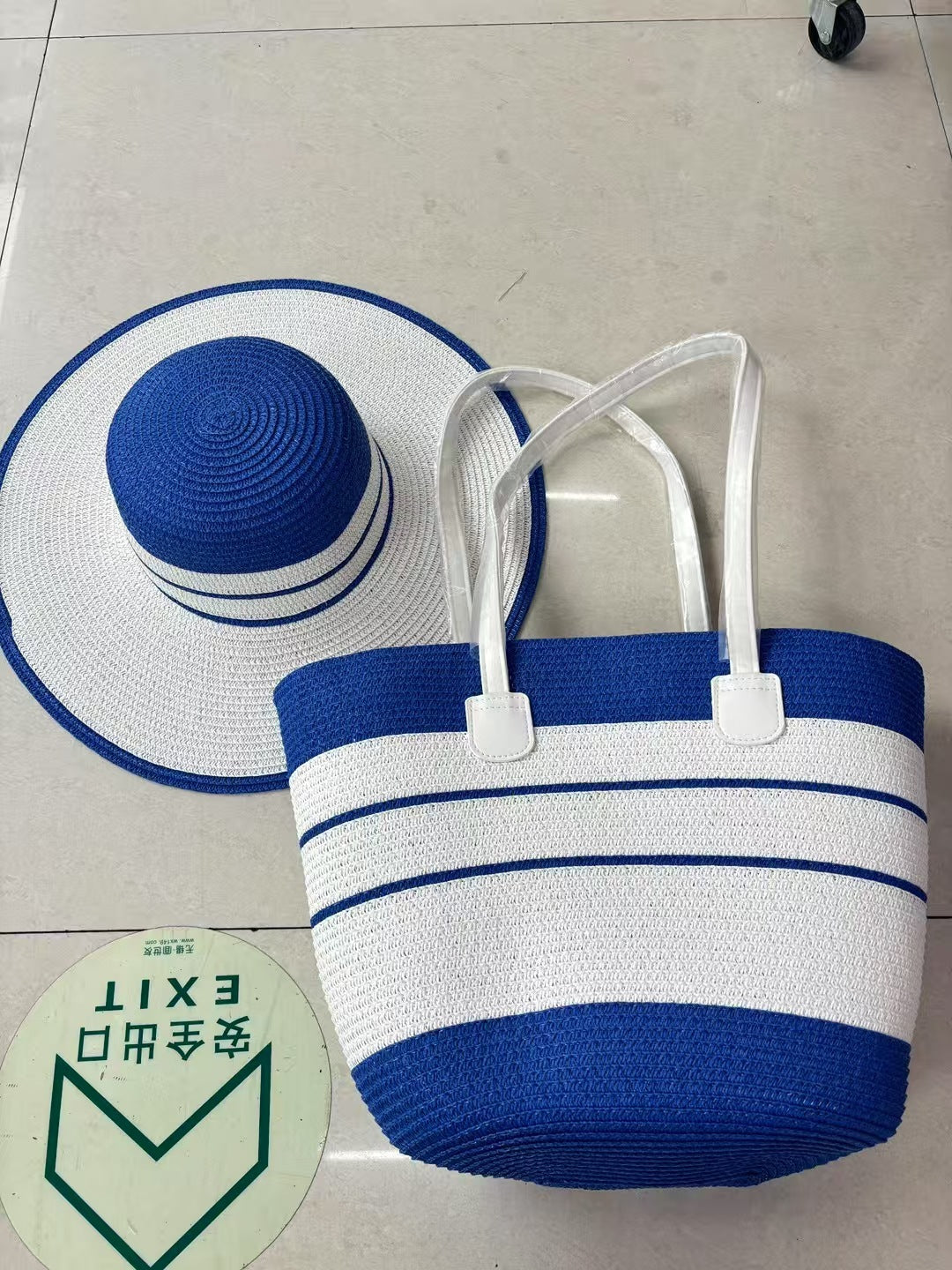 Ensemble de sacs et chapeau de paille pour vacances en bord de mer